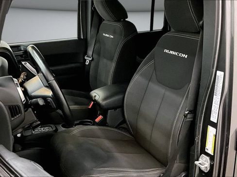 Used 2018 Jeep Wrangler Unlimited Rubicon w/ Connectivity Group AWD/4WD image 21