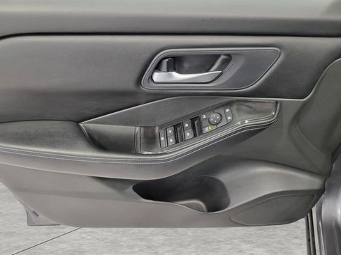 Used 2025 Nissan Rogue SV image 8