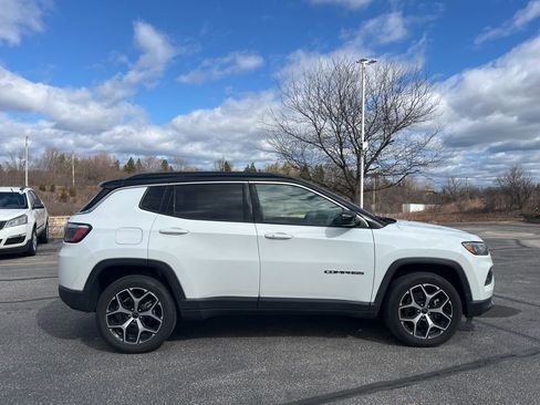 Used 2025 Jeep Compass Limited image 3