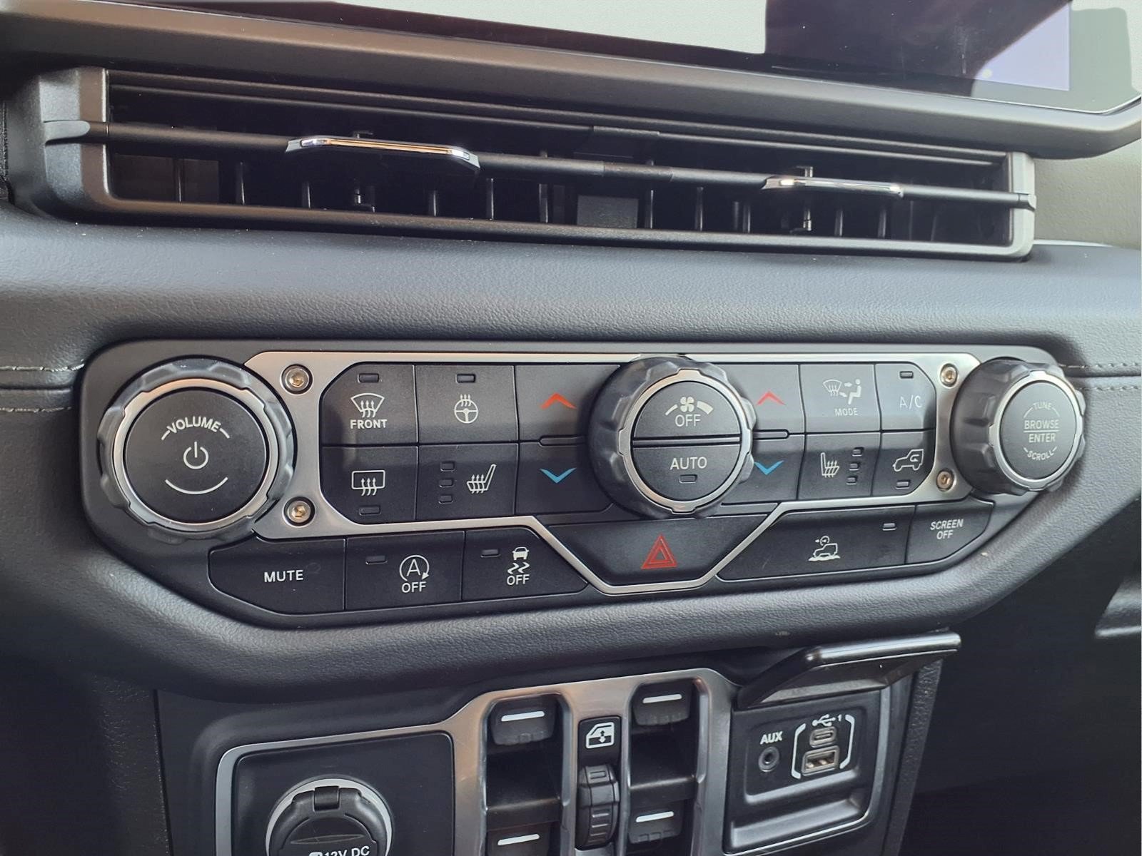Used 2025 Jeep Gladiator Mojave w/ Convenience Group AWD/4WD image 12