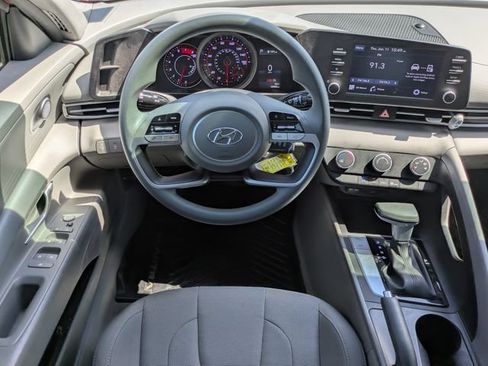Used 2022 Hyundai Elantra SE FWD image 15