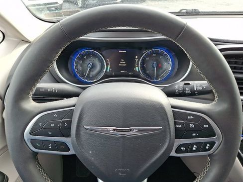 Certified 2023 Chrysler Pacifica Touring-L image 24