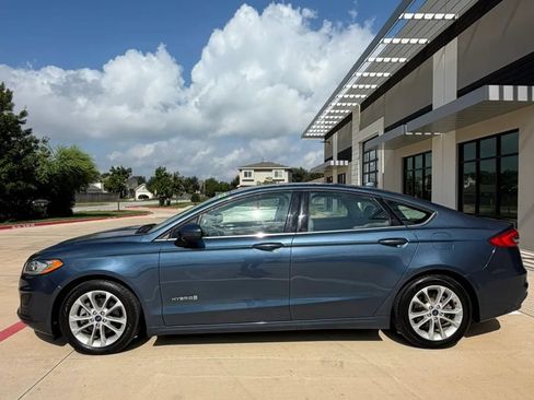 Used 2019 Ford Fusion SE FWD image 4