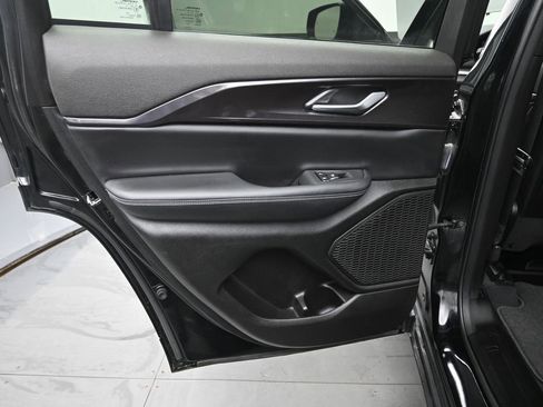 Used 2023 Jeep Grand Cherokee Altitude AWD/4WD image 14