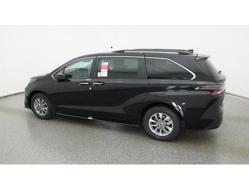 New 2026 Toyota Sienna XLE image 4