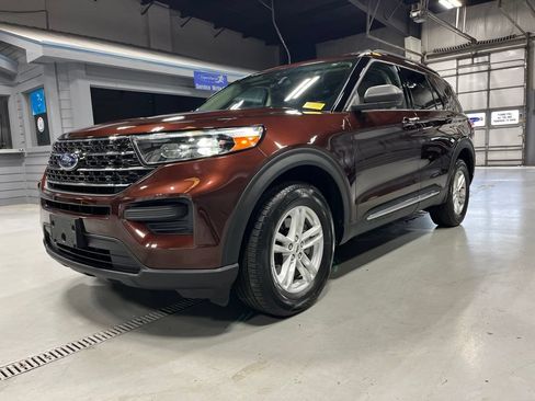Used 2020 Ford Explorer XLT w/ Comfort Package AWD/4WD image 3