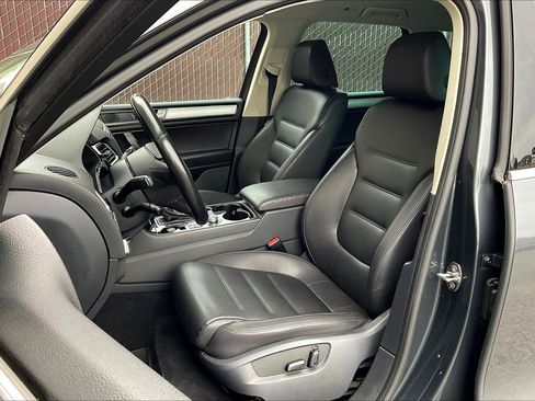 Used 2016 Volkswagen Touareg Sport image 24