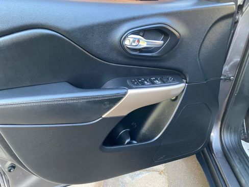 Used 2018 Jeep Cherokee Limited FWD image 29