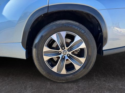 Used 2022 Toyota Highlander XLE image 9