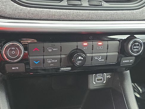 Used 2023 Jeep Compass Latitude w/ Sun and Sound Group AWD/4WD image 22