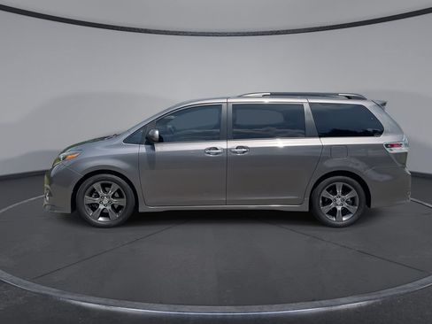 Used 2016 Toyota Sienna SE FWD image 5