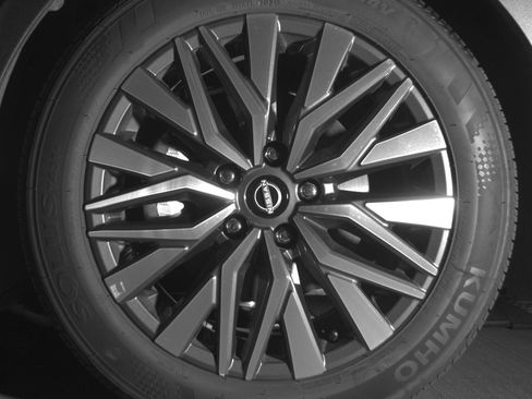 Used 2025 Nissan Altima 2.5 SV FWD image 12
