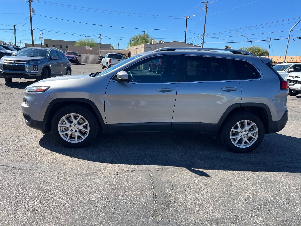 Used 2017 Jeep Cherokee Latitude FWD image 6