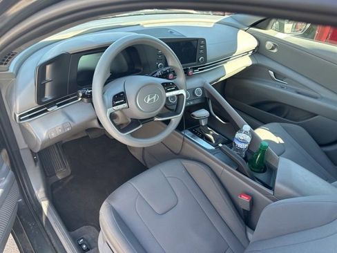 Used 2025 Hyundai Elantra SE w/ Cargo Package image 10