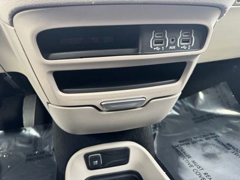Used 2024 Chrysler Pacifica Touring-L image 22