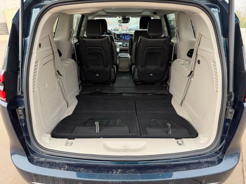 Used 2023 Chrysler Pacifica Limited FWD image 32