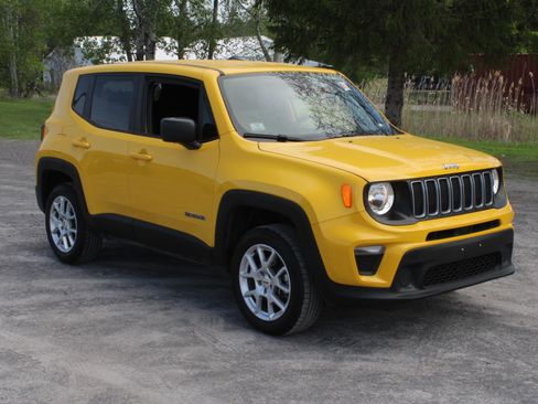 Used 2023 Jeep Renegade Latitude AWD/4WD image 3