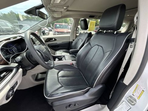 Certified 2024 Chrysler Pacifica Limited FWD image 13