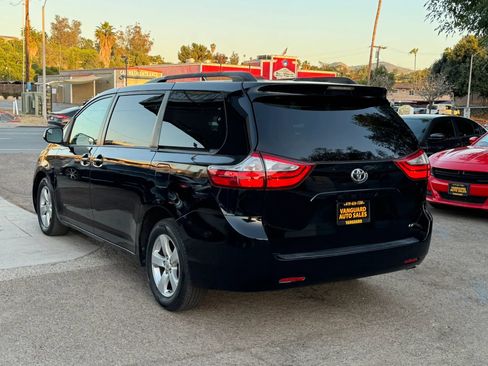 Used 2017 Toyota Sienna LE FWD image 40