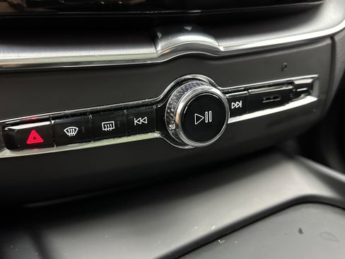 Used 2020 Volvo XC60 T5 Momentum image 16