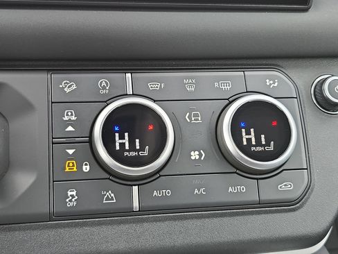 Used 2025 Land Rover Defender 90 S image 23