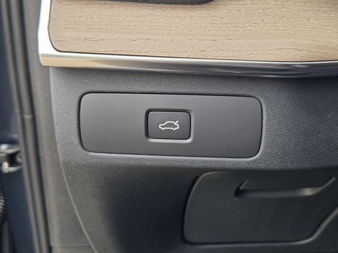 New 2026 Volvo XC90 B5 Plus w/ Protection Package Premier AWD/4WD image 17