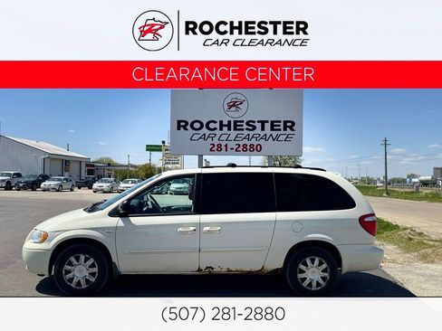 Used 2007 Chrysler Town & Country Touring FWD image 1