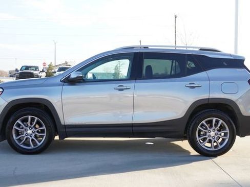 Used 2024 GMC Terrain SLT image 6