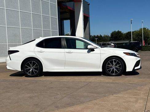 Used 2021 Toyota Camry SE FWD image 3