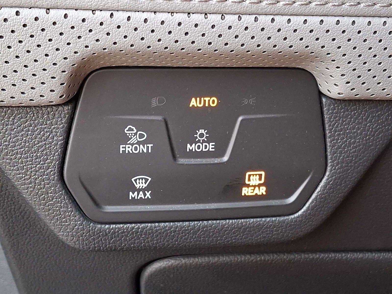 Certified 2024 Volkswagen Atlas Peak Edition SE AWD/4WD image 23