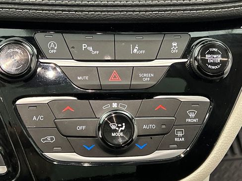 Used 2024 Chrysler Pacifica Limited FWD image 60