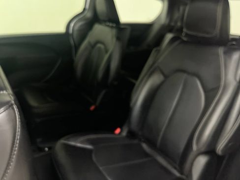 Used 2024 Chrysler Pacifica Limited FWD image 13