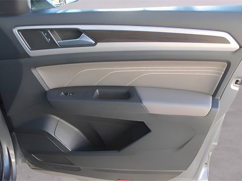 Used 2023 Volkswagen Atlas SE image 25