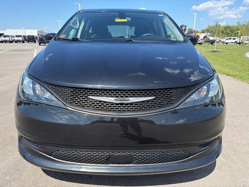 Used 2022 Chrysler Voyager LX FWD image 3