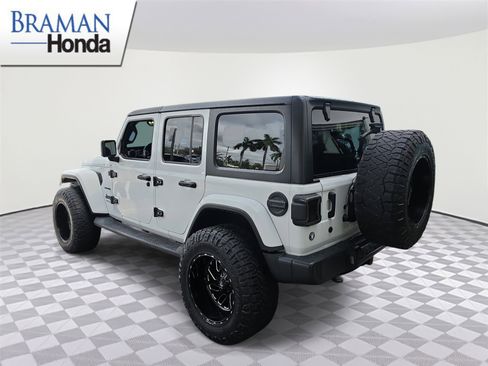 Used 2019 Jeep Wrangler Unlimited Sahara AWD/4WD image 4