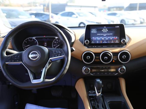 Used 2025 Nissan Sentra SV w/ SV Premium Package image 17