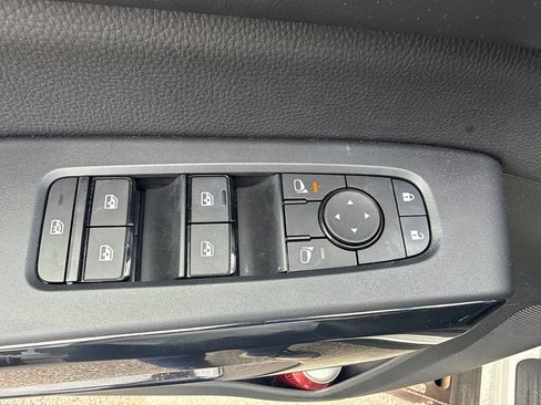 Used 2024 Nissan Pathfinder S FWD image 12