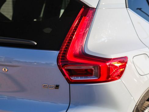 Used 2025 Volvo XC40 B5 Plus image 8