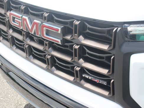 Used 2024 GMC Canyon AT4X AWD/4WD image 15