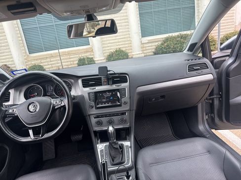 Used 2015 Volkswagen Golf SE image 18