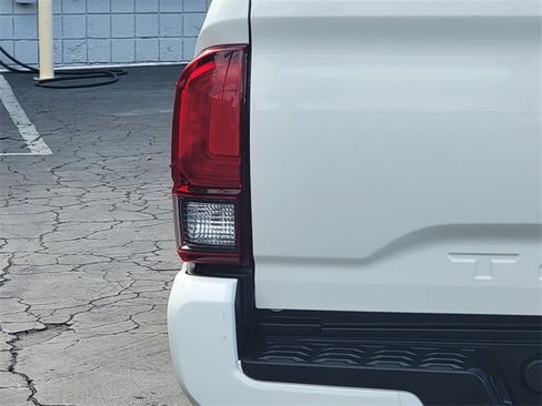 Used 2022 Toyota Tacoma SR w/ SR Convenience Package image 8