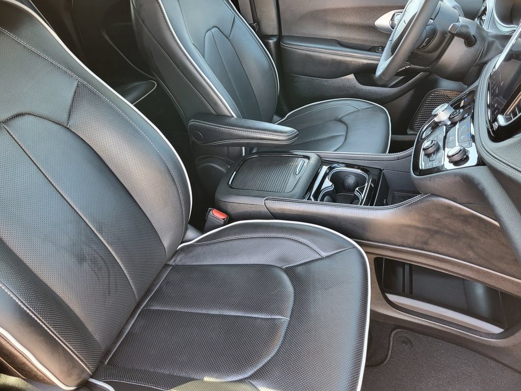 Used 2026 Chrysler Pacifica Limited AWD/4WD image 13