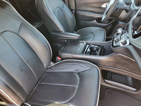 Used 2026 Chrysler Pacifica Limited AWD/4WD image 13