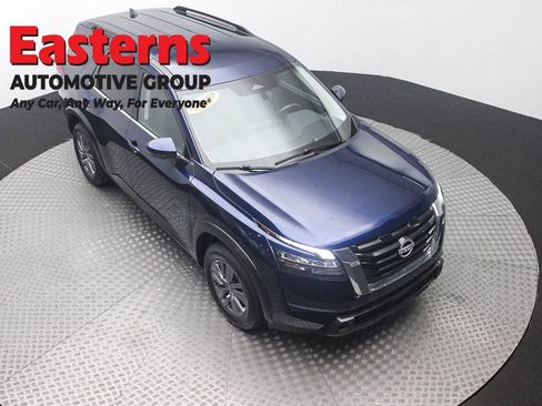 Used 2025 Nissan Pathfinder SV FWD image 3