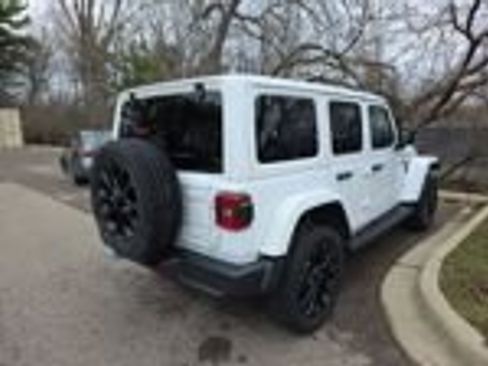 Used 2022 Jeep Wrangler Unlimited Sahara w/ Cold Weather Group AWD/4WD image 8