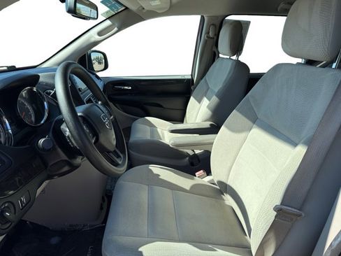 Used 2018 Dodge Grand Caravan SE w/ UConnect Hands-Free Group image 10