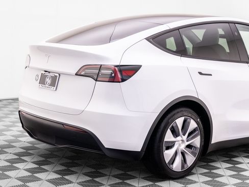 Used 2023 Tesla Model Y 2WD image 38