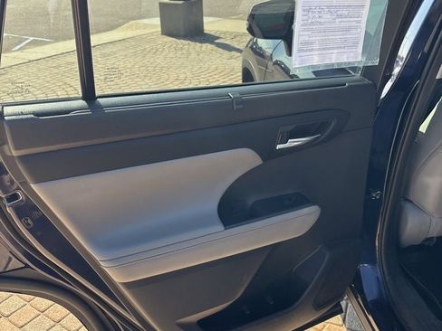 Used 2022 Toyota Highlander XLE image 25