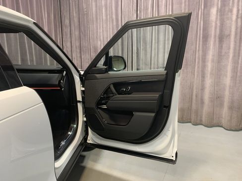 Used 2025 Land Rover Range Rover Sport image 9