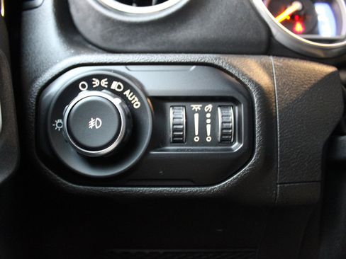 Used 2018 Jeep Wrangler Unlimited Sahara image 39